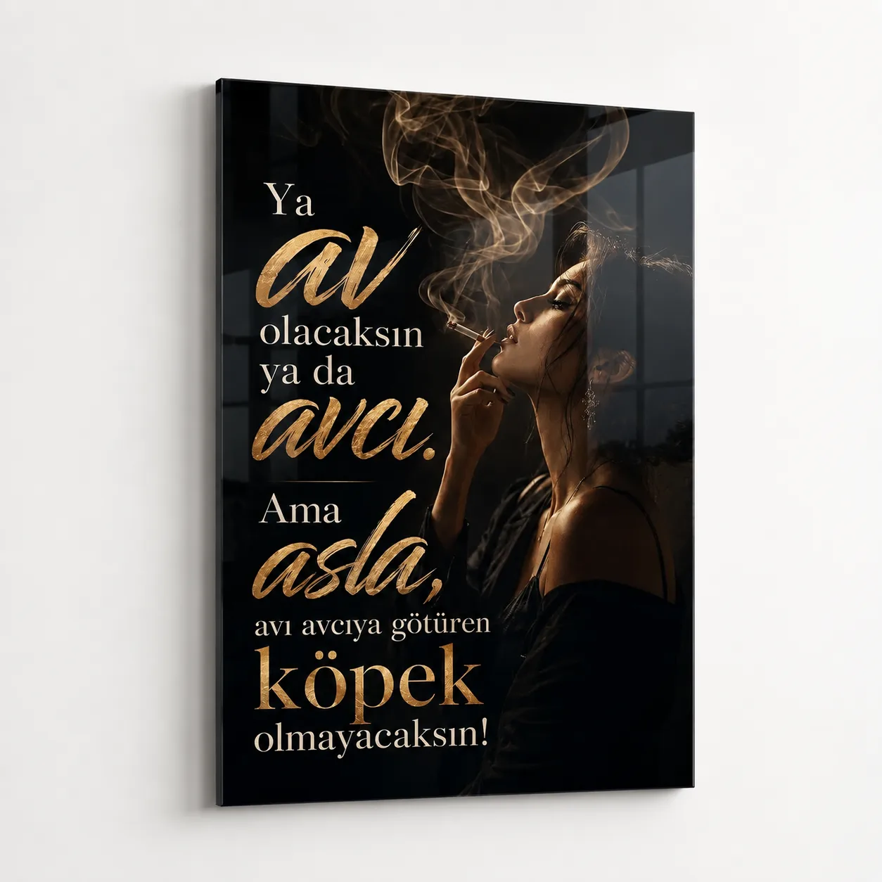 Avcı Ruhlu Kadın ve Güçlü Söz Temalı Dikey Cam Tablo | İlham Veren Sofistike Tasarım