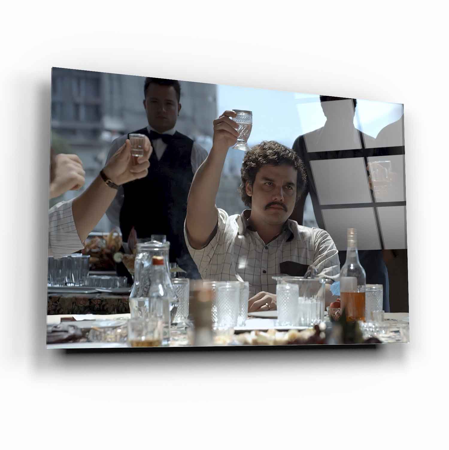 Narcos Pablo Escobar Efsanevi Kadeh Kaldırma Sahnesi Yatay Cam Tablo