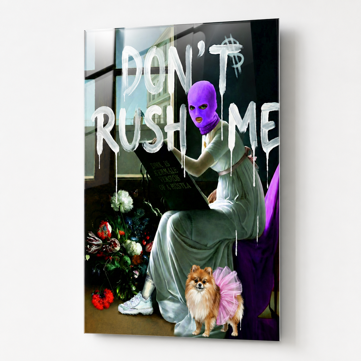 Don't Rush Me: Mor Maskeli Figür ve Şımarık Köpek Dikey Cam Tablo