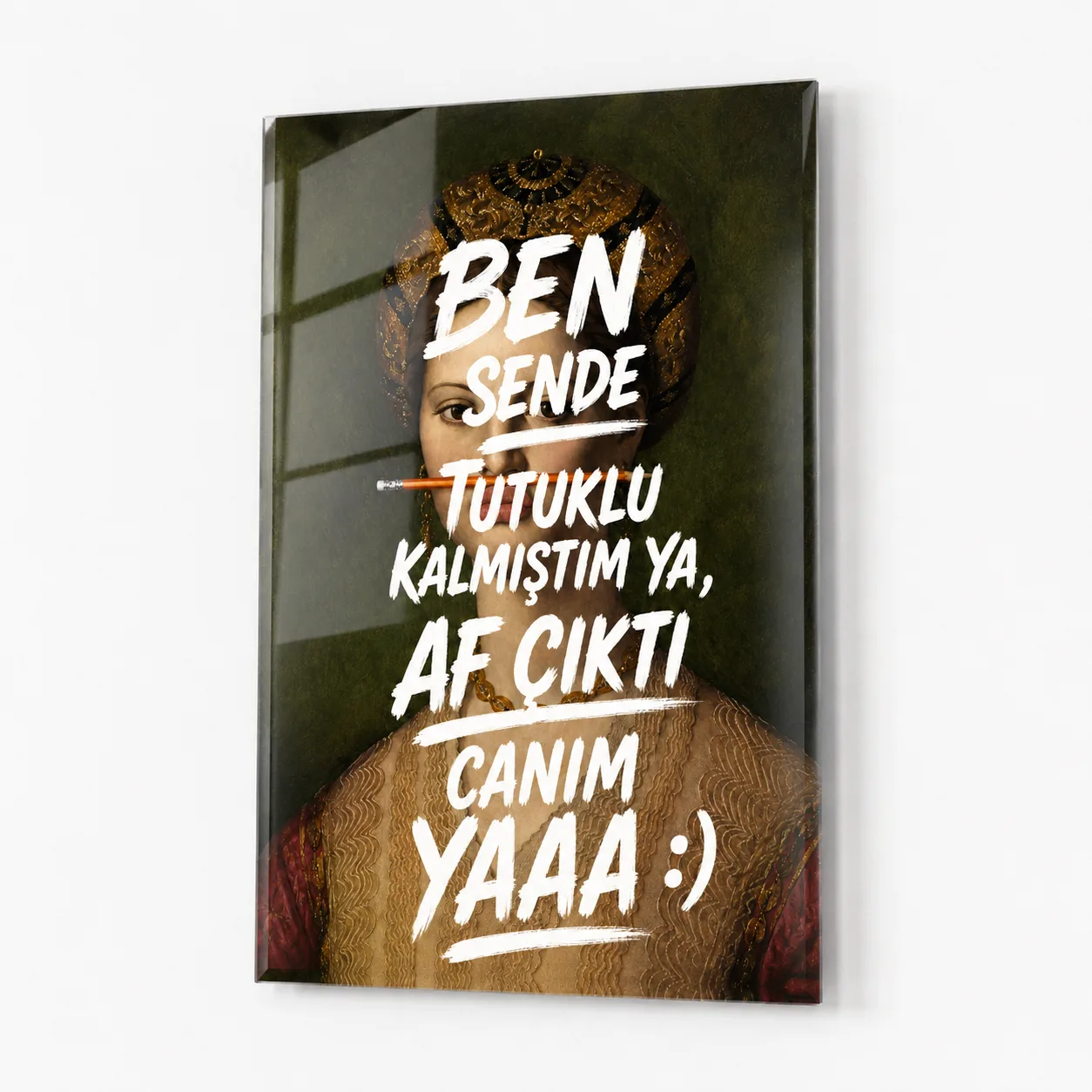 Mona Lisa ve Kalemli Komik Yazılı Dikey Cam Tablo | Af Çıktı Canım Yaaa