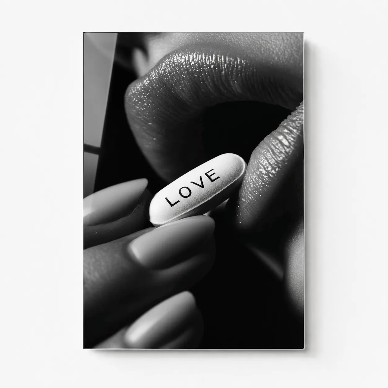 Aşkın İlacı: Dudaklar ve "LOVE" Hapı Temalı Dikey Cam Tablo