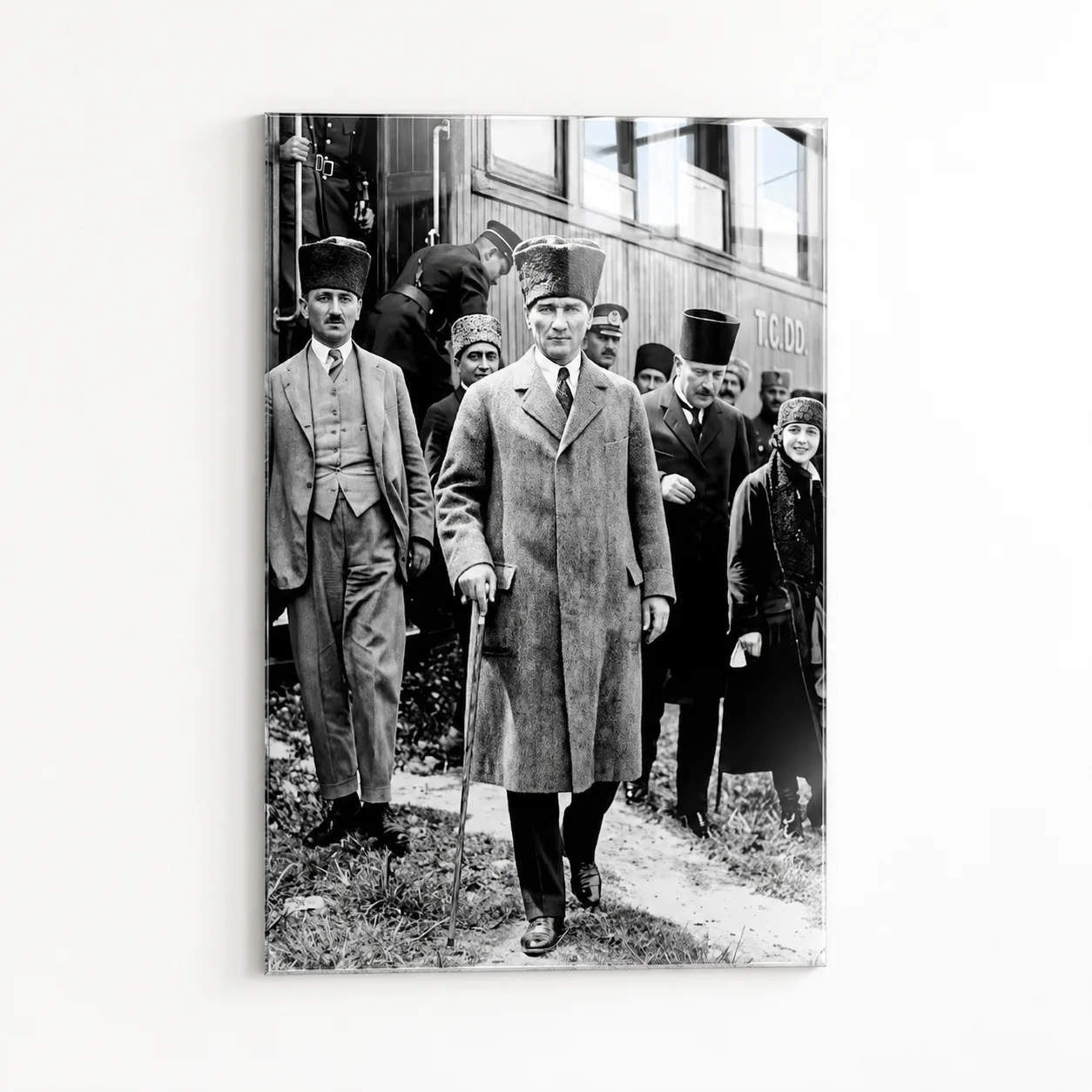 Ulu Önder Atatürk ve Heyet Siyah Beyaz Dikey Cam Tablo