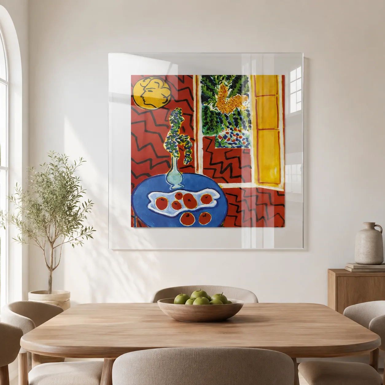 Matisse Esintili Kırmızı Duvar ve Mavi Masa Temalı Şeffaf Çerçeveli Kare Cam Tablo